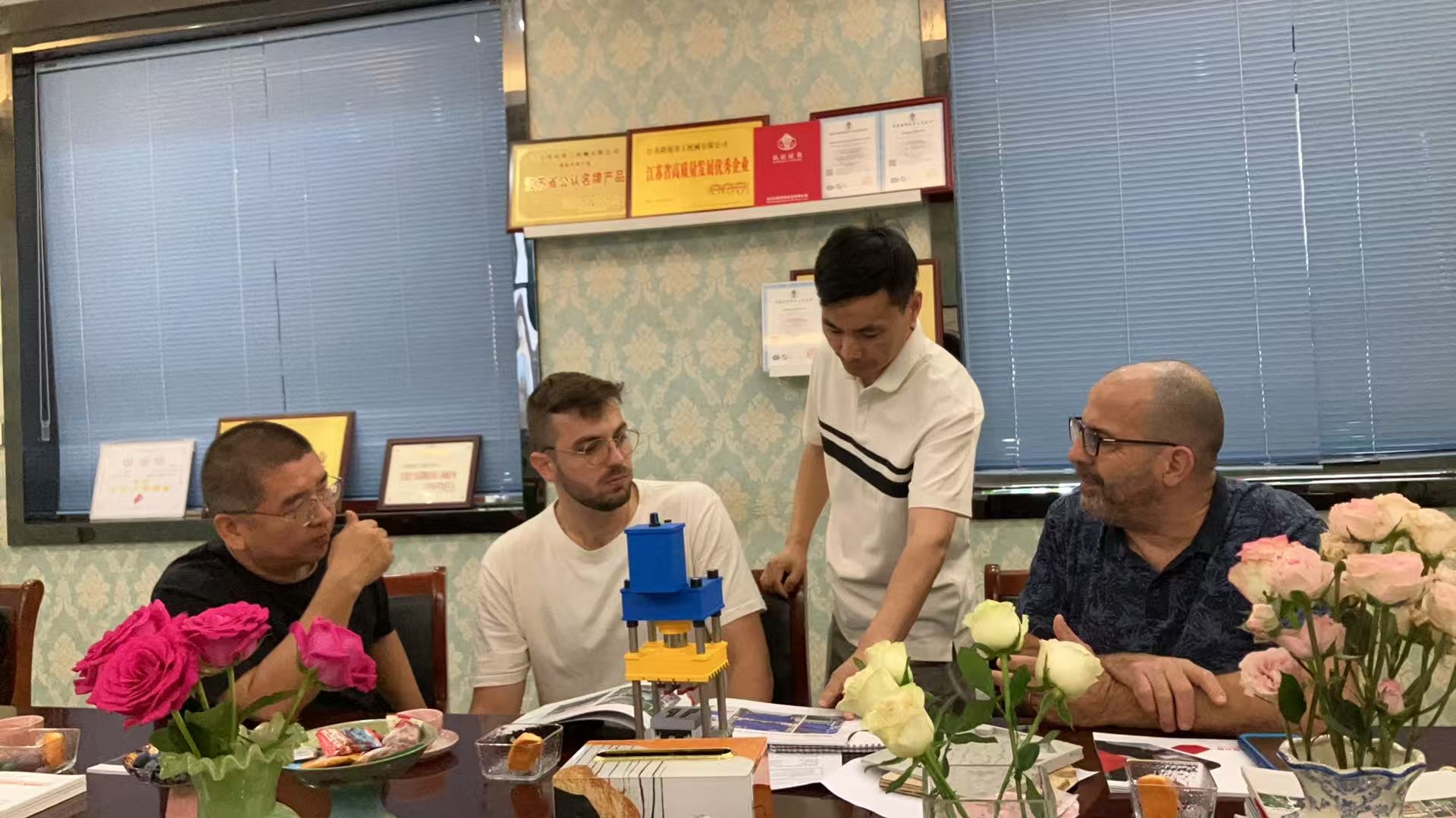 French Customers Visit Longxu During the Mid-Autumn Festival